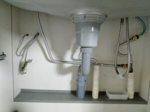 カウンターオン（内蔵）タイプ浄水器の取替工事　サンウェーブキッチン　給水湯接続工事